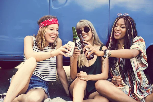 Freunde, die Alkohol trinken — Stockfoto