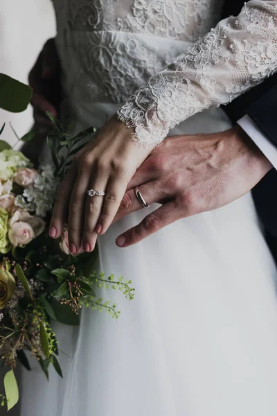 Mariée et marié montrant des anneaux — Photo