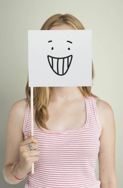 Kağıt bayrak ile yüz kapsayan kadın