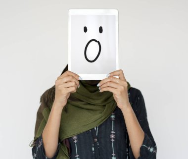 kişi holding dijital tablet.