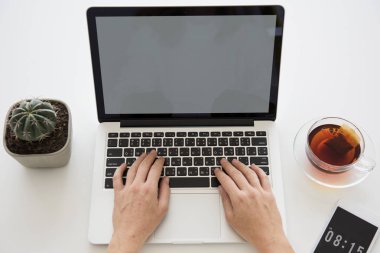 Eller dizüstü bilgisayarda çalışıyor