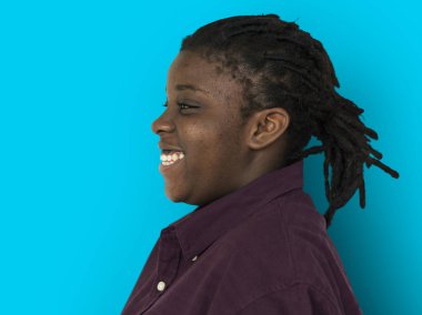 Afrikalı kız gülerek 