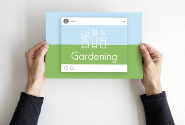 afişini holding eller 