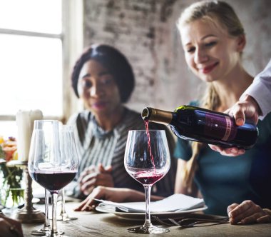 İnsanlar restoranda yemek yiyor.  