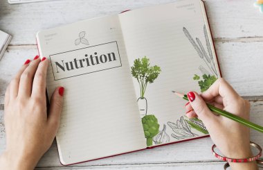 Not defterinde yazılı kadının elleri 