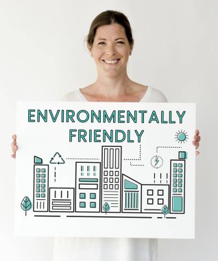 Kağıt afiş tutan kadın