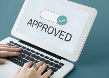 Dizüstü bilgisayarda yazan kadın klavyesi