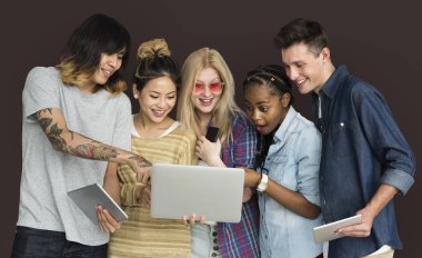 Öğrenciler laptop monitör üzerinde seyir 