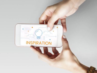 Elinde insan holding cep telefonu  