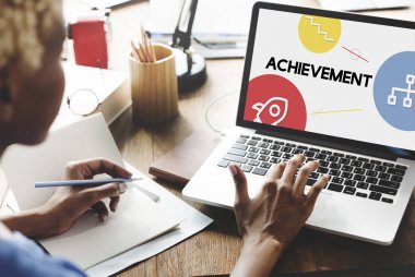 iş kadını ofiste defter ile