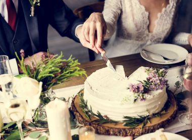 Gelin ve damat düğün pastasını kesiyor 