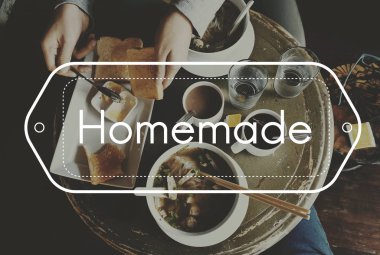 lezzetli yemekleri masasi