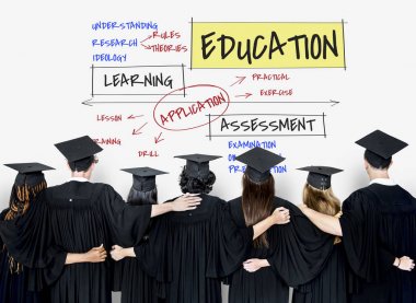 Mezuniyet kapaklar ve önlük giyen öğrenciler