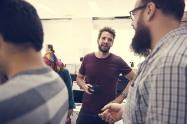 İş adamları konuşuyor.