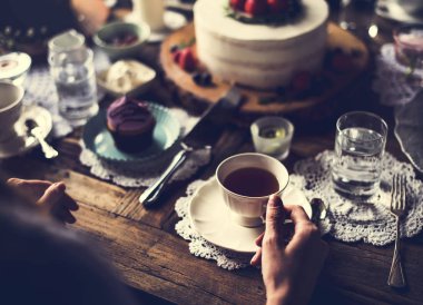 Çay partisi üzerinde toplama arkadaşlar