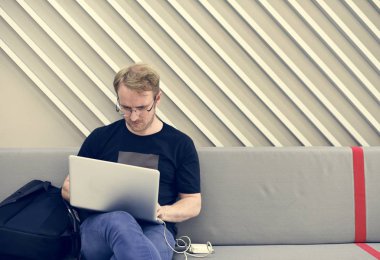 ofiste çalışan gözlüklü adam