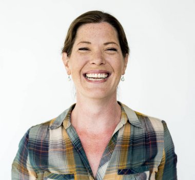 Olgun kadın gülümsüyor 