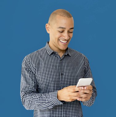 genç adam tutarak smartphone