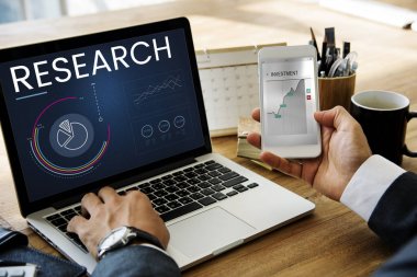 laptop ve cep kullanan kişi