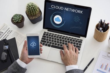 Dizüstü bilgisayarda çalışan iş adamı