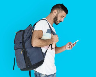 Cep telefonu kullanan adam  