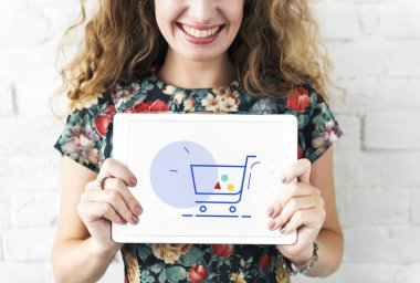 Dijital tablet tutan gülümseyen kadın 