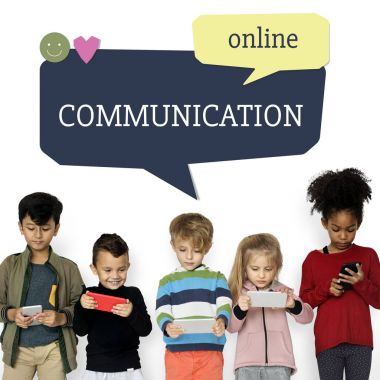 küçük çocuklar dijital cihazlar kullanarak