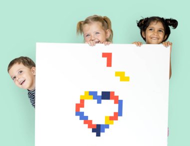 Çocuk afişini saklanıyor