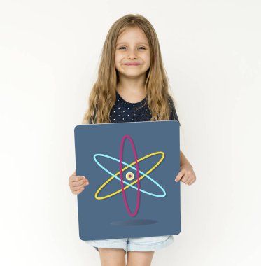 Küçük kız Holding afiş