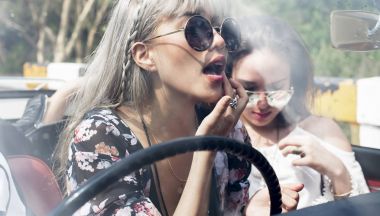 dudaklarında ruj koyarak kadın