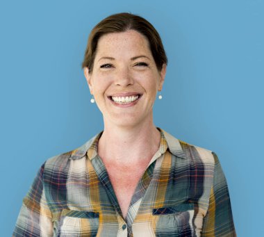 Olgun kadın gülümsüyor 