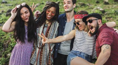  Arkadaşlar birlikte eğleniyor.