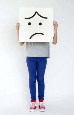 kişi holding afiş. 