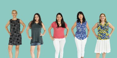 gülümseyen ve satırda duran kadın