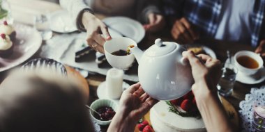 Çay partisi üzerinde toplama arkadaşlar