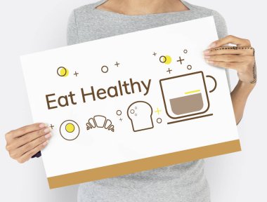 Kadın afişini tutar 