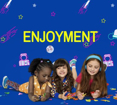 birlikte oynayan çok ırklı kızlar