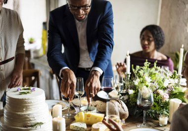 İnsanlar düğün masada kutlamak 