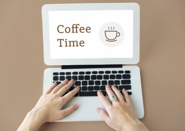 Dizüstü bilgisayarda yazan kadın klavyesi