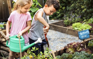 bahçede çalışan çocuklar