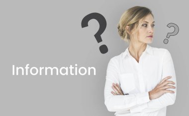 Kollarını kavuşturmuş iş kadını. 