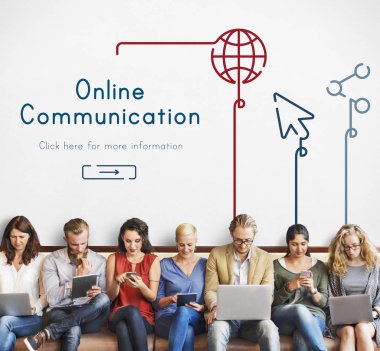 Dijital aygıtlar kullanan insanlar