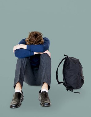 stresli öğrenci tek başına oturmak