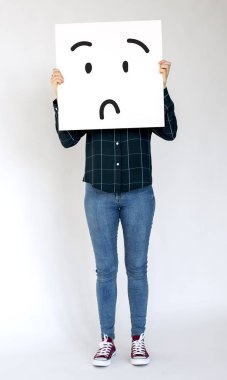 kişi holding afiş. 