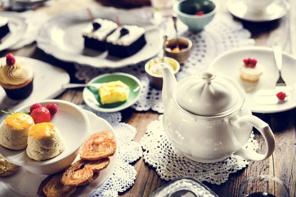 Mesa de celebração com bolo — Fotografia de Stock