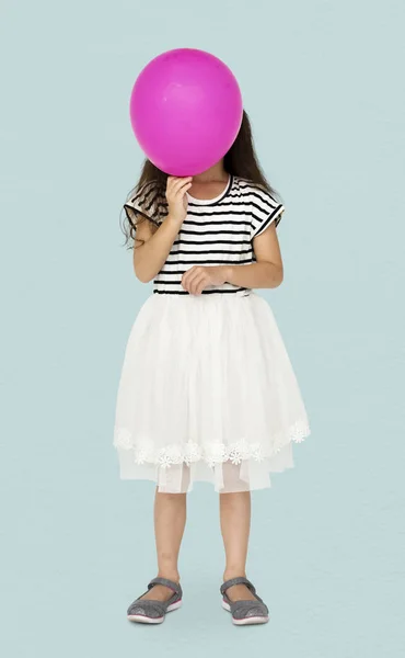 Kis lány rózsaszín gazdaság léggömb — Stock Fotó