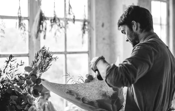 Ανθοπωλείο άνθρωπος δημιουργώντας μπουκέτο με λουλούδια — Φωτογραφία Αρχείου