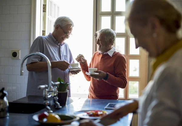 Senior mannen praten en thee drinken — Stockfoto