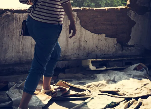 Женщина, идущая в разрушенном здании — стоковое фото