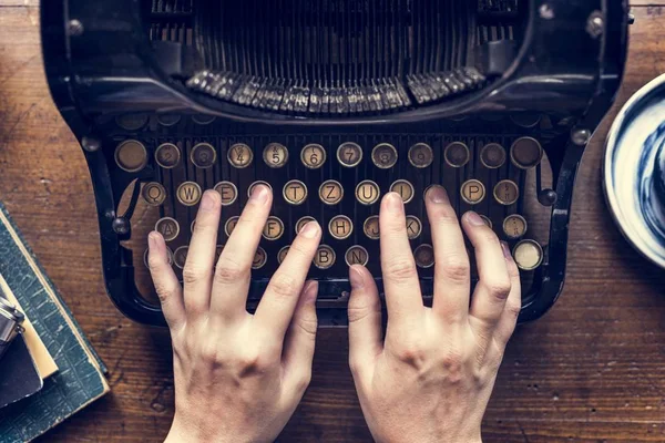 Mains masculines tapant sur la machine à écrire vintage — Photo